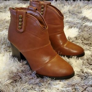 Refresh brown booties in a size 7
